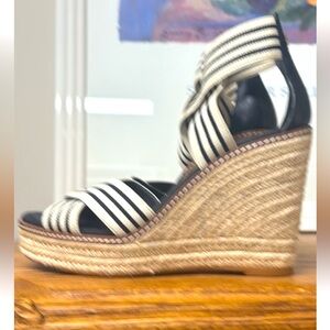 Sharp black-and-white Tory Burch platinum sandals only wore one time